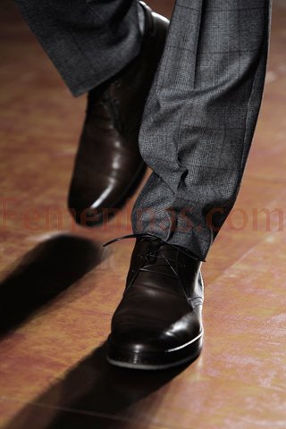 Pantalon de vestir casual y zapatos con cordones color marron oscuro